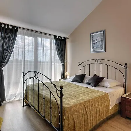 Dea Villa *